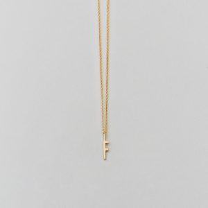 Design Letters Buchstabe F (10 mm) mit oder ohne Kette – 18K vergoldet